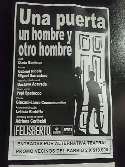 Una puerta, un hombre y otro hombre