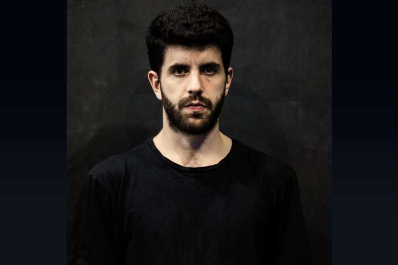 Tomás Scheifer, actor de la obra Un dios olvidado