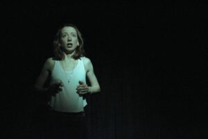 escena de teatro de ambiente y medio