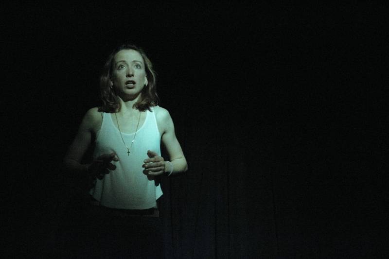 escena de teatro de ambiente y medio