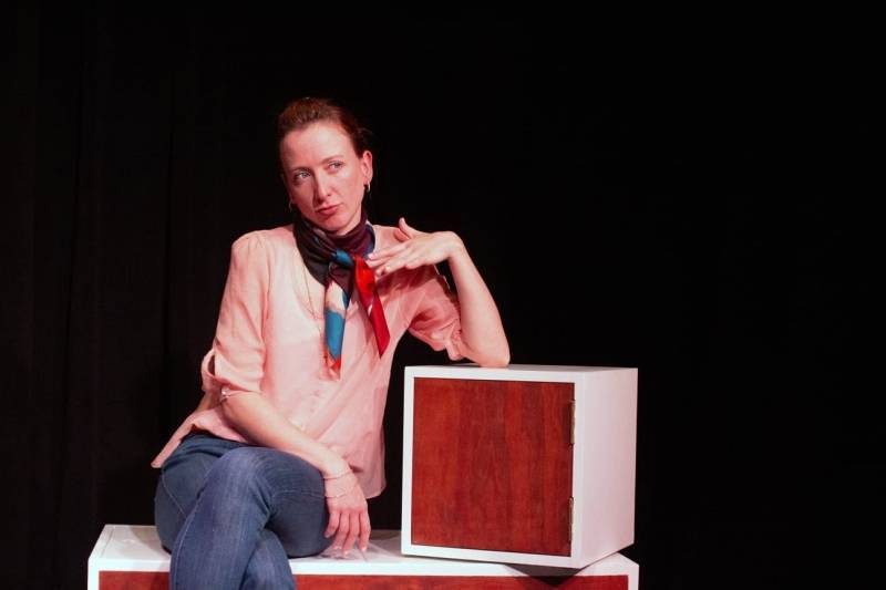escena de teatro de ambiente y medio