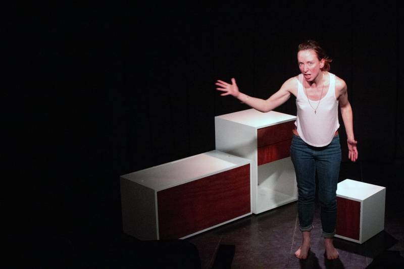 escena de teatro de ambiente y medio